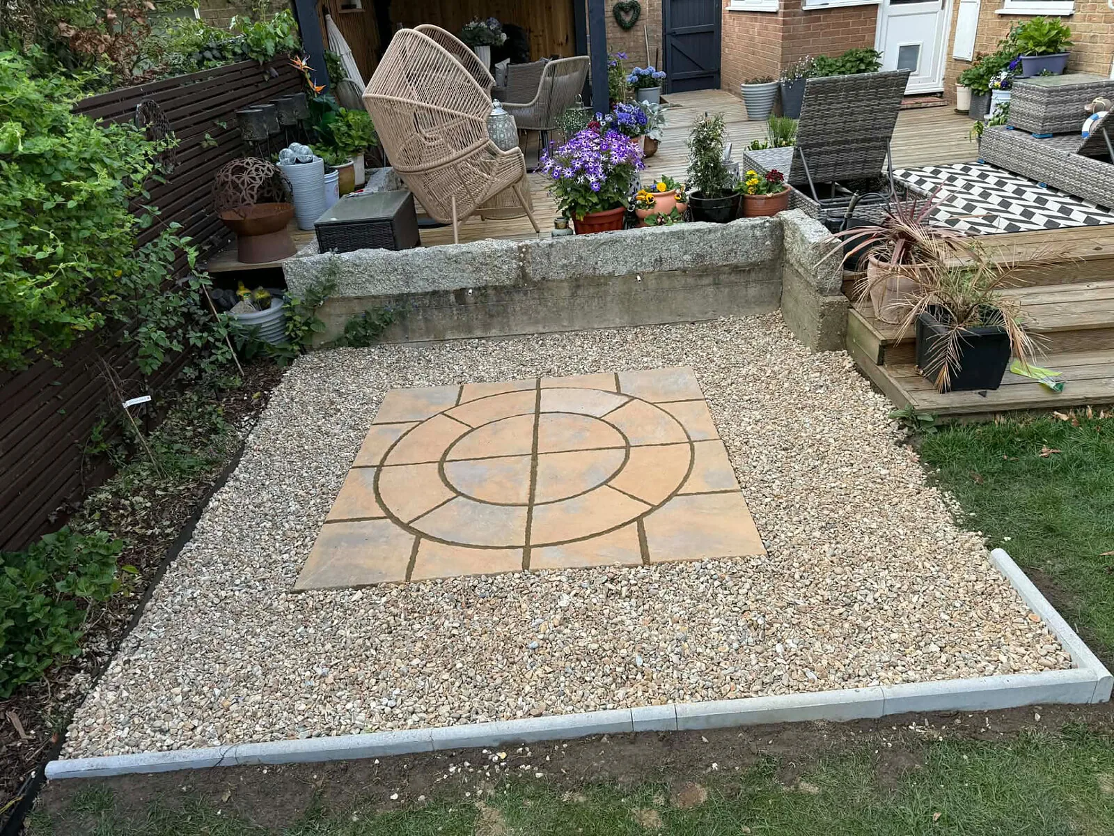Paved circle feature set into gravel with sleeper edging – Fines Landscaping, West Norfolk