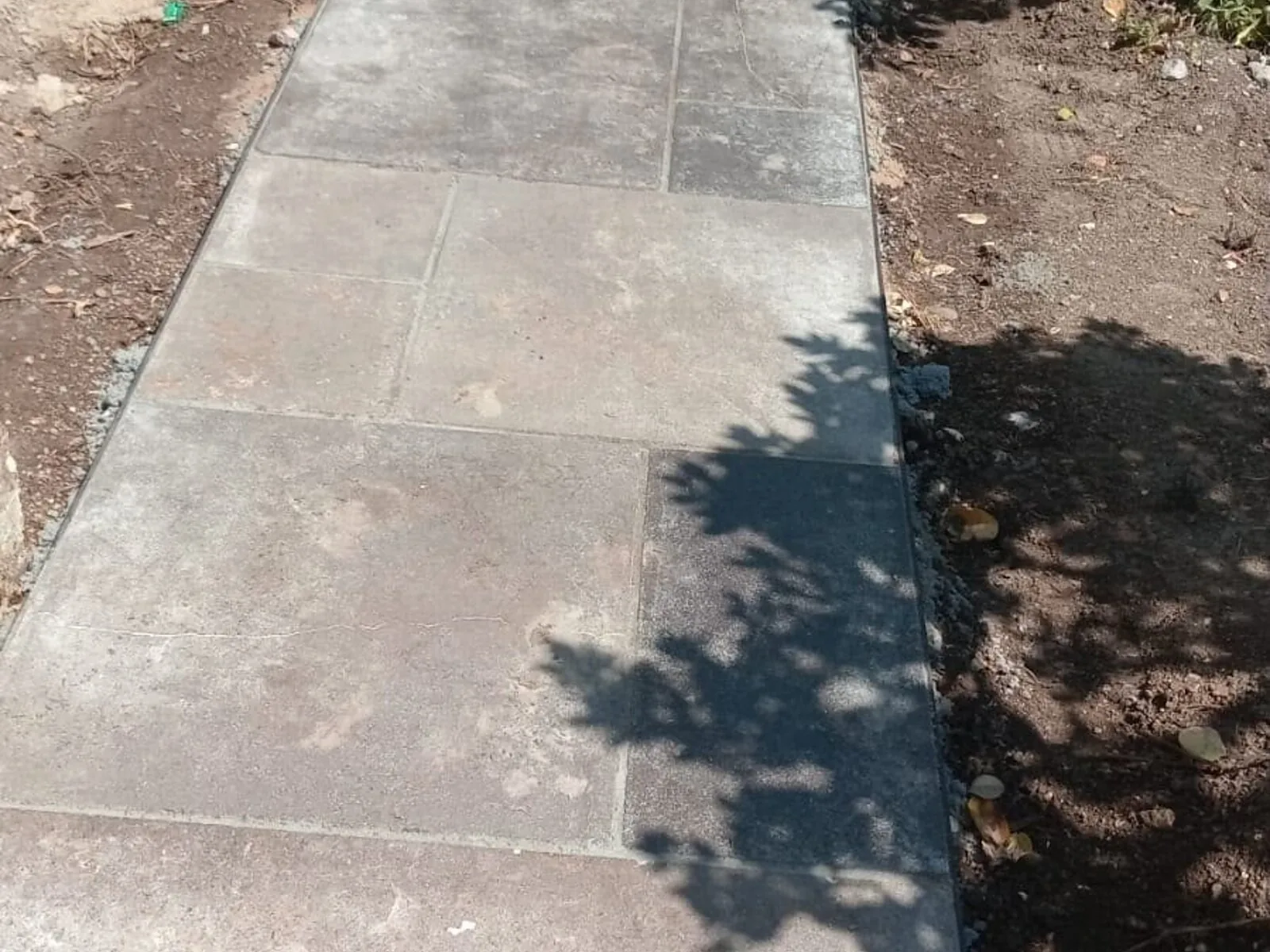 Straight slab footpath laid with gravel edges – Fines Landscaping, West Norfolk